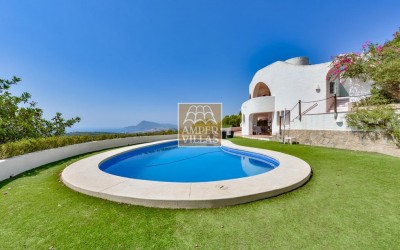 Exclusiva villa con impresionantes vistas panorámicas junto al Club de Golf de Altea